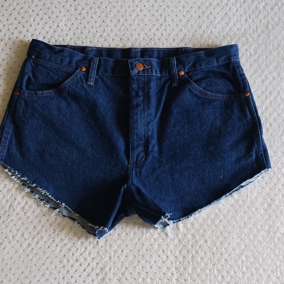 Vintage Wrangler High Waist Cut-Off Denim shorts - Picture 6 of 13